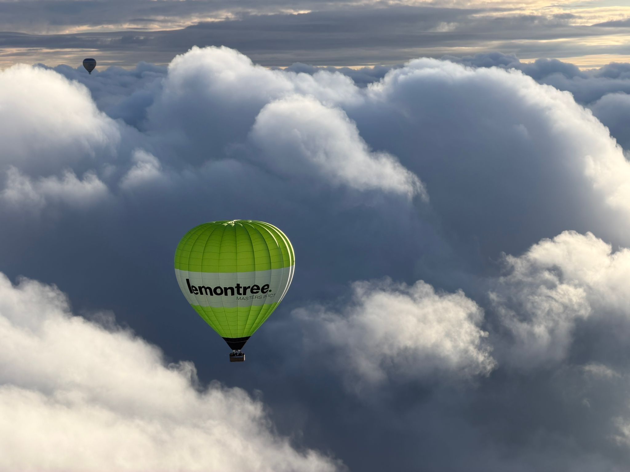 Lemontree luchtballon in de wolken